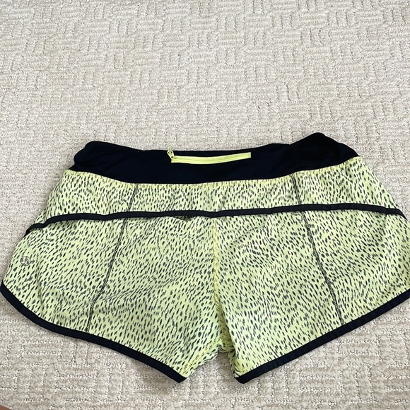 Lululemon speed up low rise shorts size 6 - Picture 2 of 3